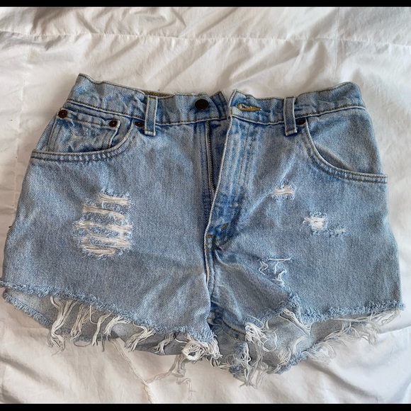 Vintage Levi’s high rise shorts - Picture 2 of 7
